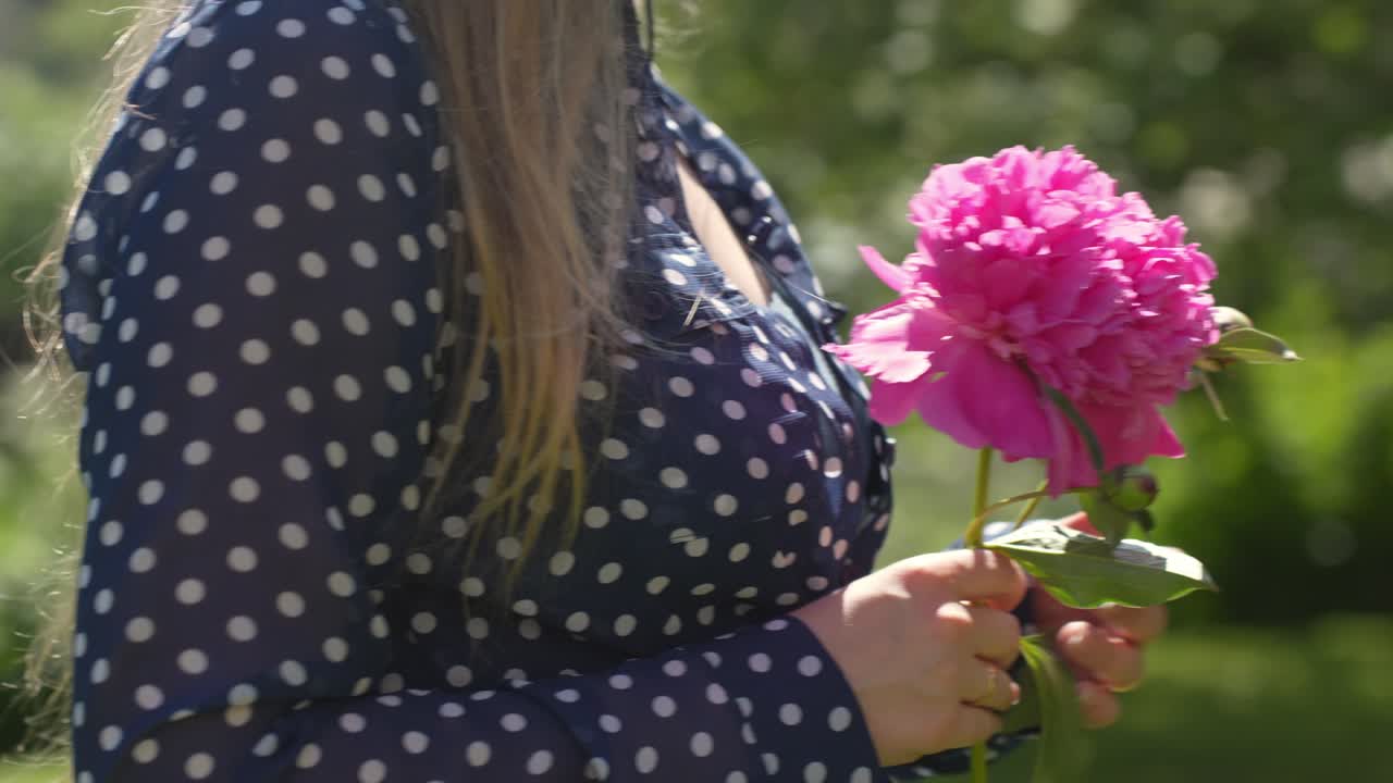 mujer dando el primer paso con flores de peonía esperando a su san valentín