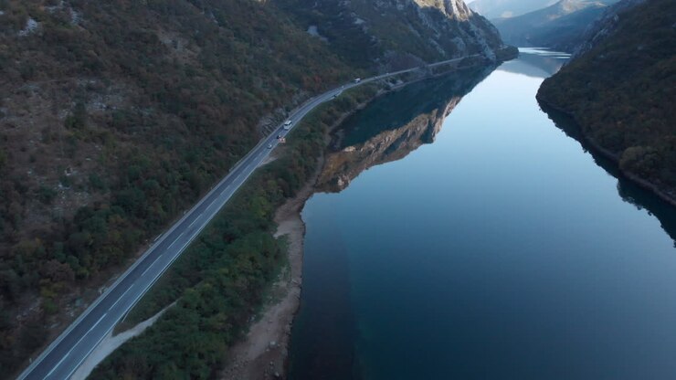 Strada panoramica di montagna lungo il fiume Neretva in Bosnia, vista aerea