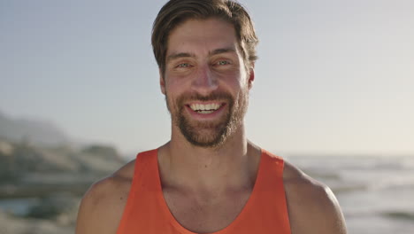 retrato de cerca de un hombre atractivo en forma riendo en la playa confiado optimista soleado