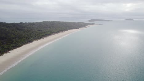 Glistening-Calm-Waters-Of-Blue-Sea-In-Great-Keppel-Island-With-White-sand-Beach-In-Summer-In-Queensland,-Australia