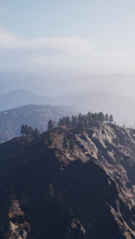 vista aérea de un pico de montaña