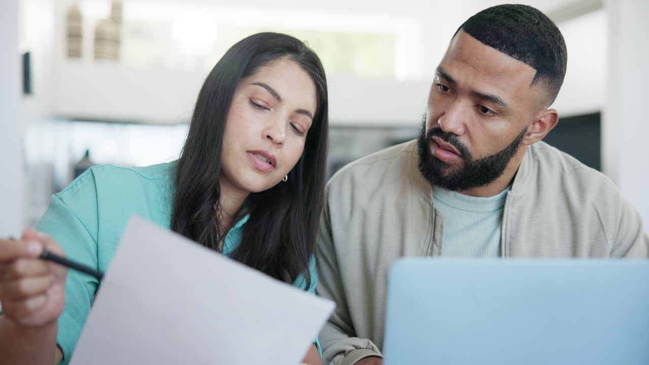 pareja, portátil y estrés para las facturas
