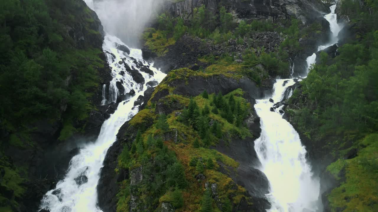 drone vuela cerca de una cascada en noruega