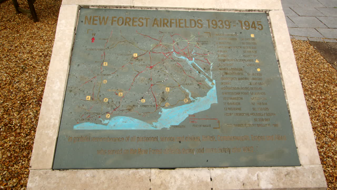 mid shot della targa commemorativa che mostra la mappa degli aeroporti alla nuova foresta aeroporti commemorativo nella nuova foresta