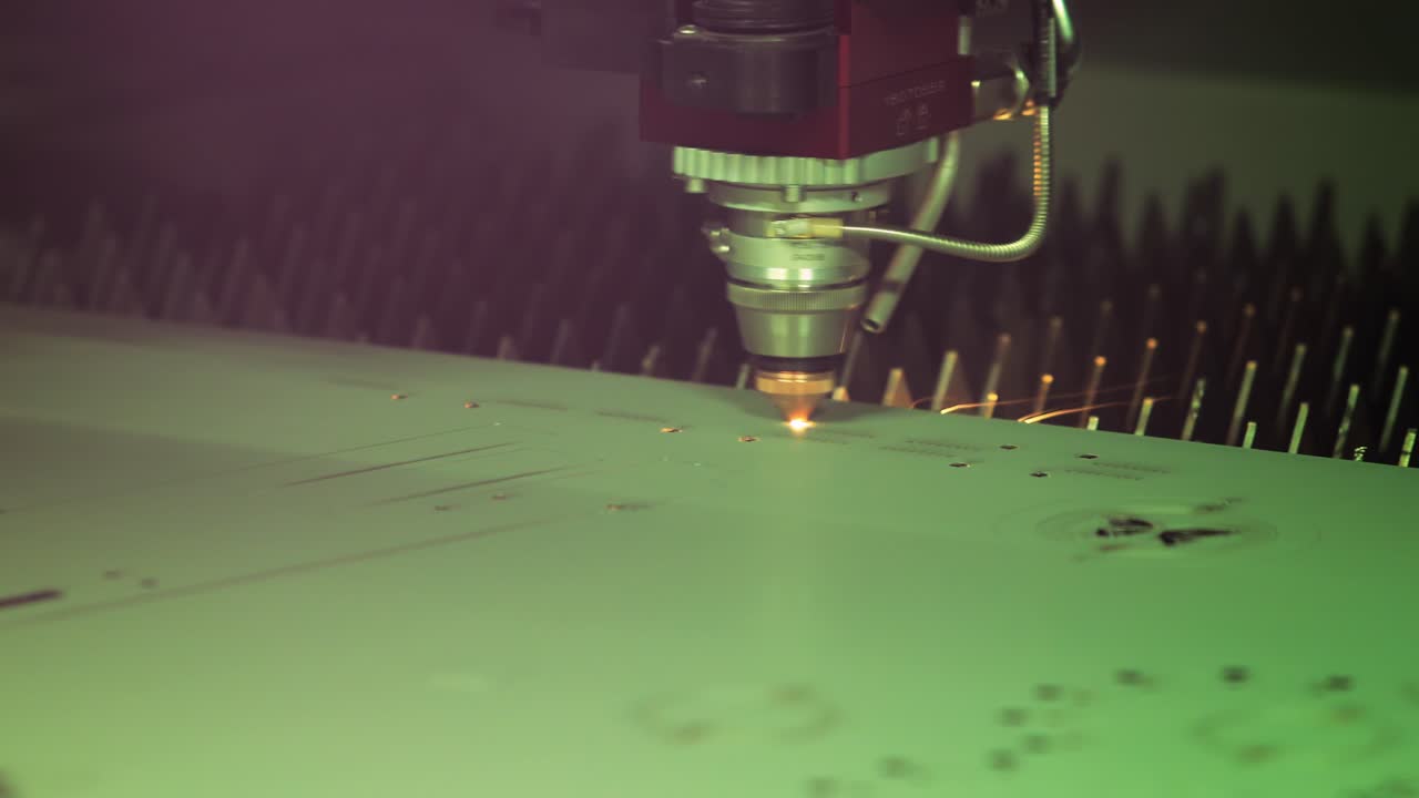 Taglio laser CNC di metallo, moderna tecnologia industriale.
