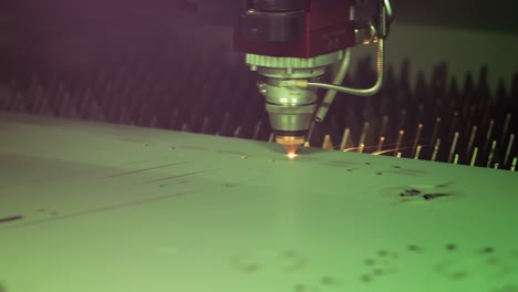 CNC-Laserschneiden-Von-Metall,-Moderne-Industrietechnologie.