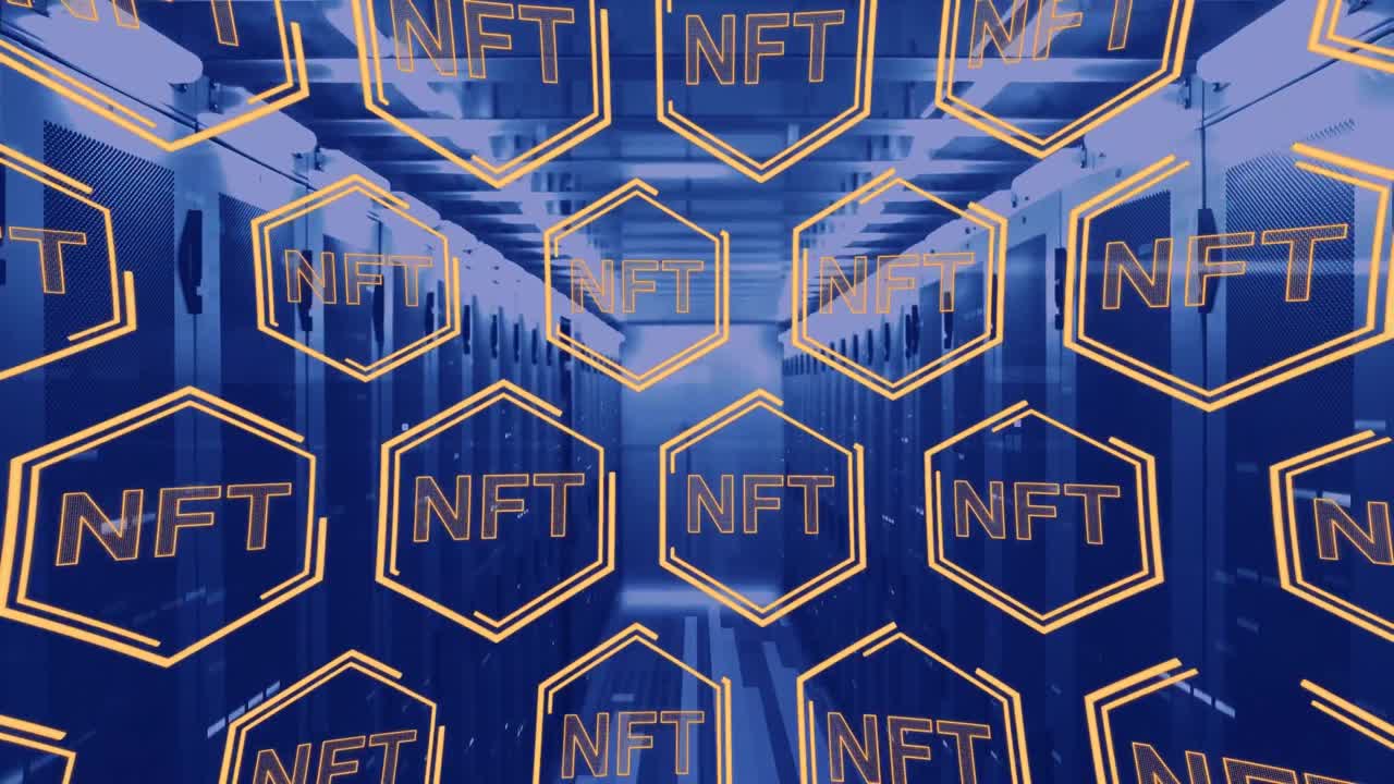 texto nft en múltiples iconos de forma hexagonal flotando contra la sala del servidor de la computadora
