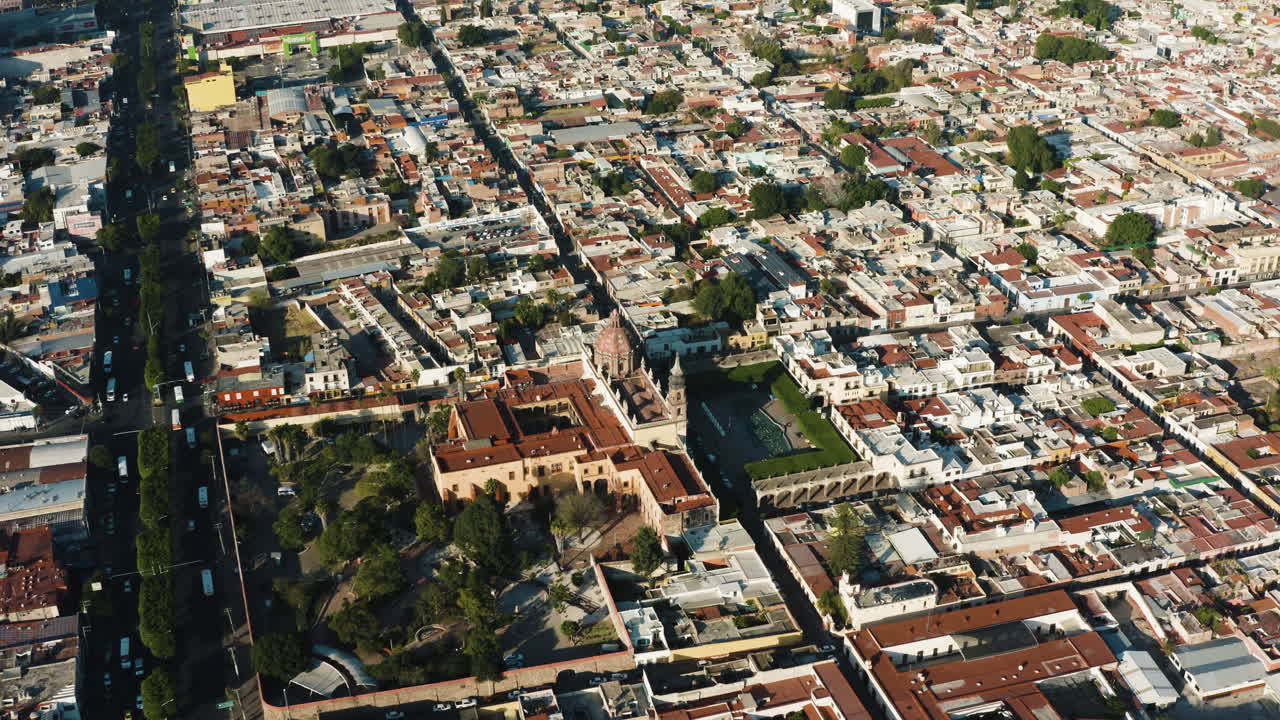 iglesia en el centro histórico de la ciudad de querétaro, toma aérea