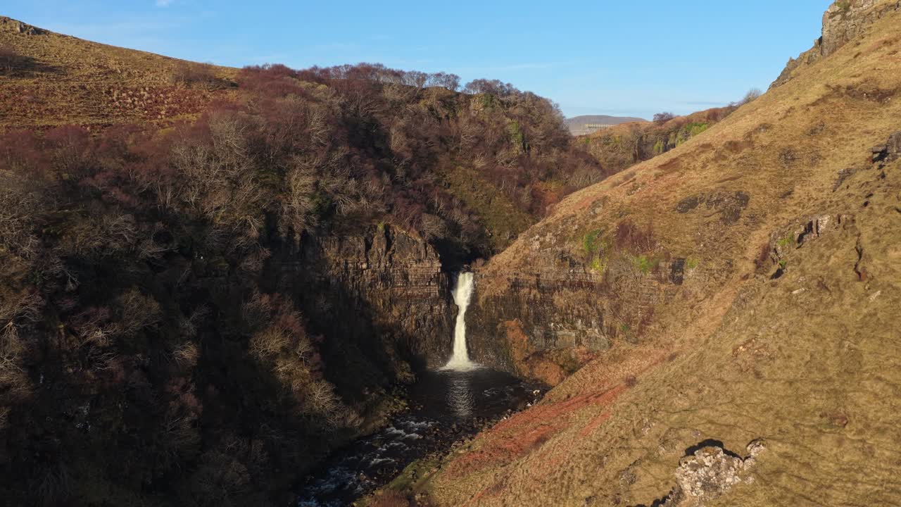 Drone che vola verso le Lealt Falls in Scozia