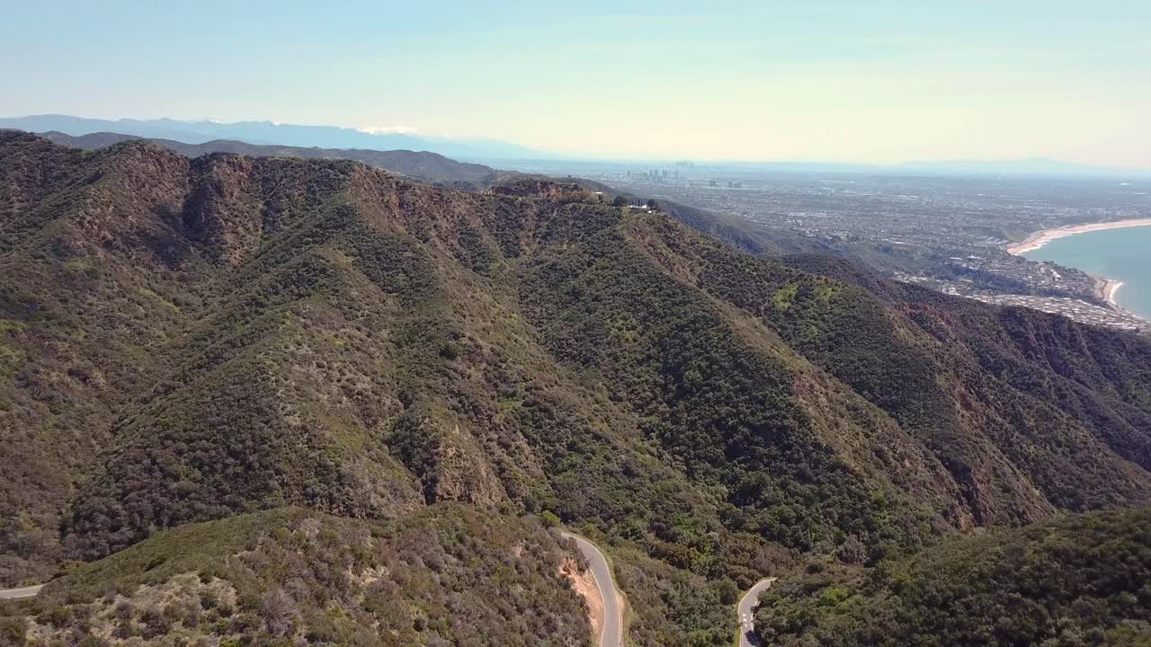 산타 모니카 산맥과 대양 해안선의 아름다운 4k 항공 드론 영상과 로스앤젤레스 캘리포니아의 전망