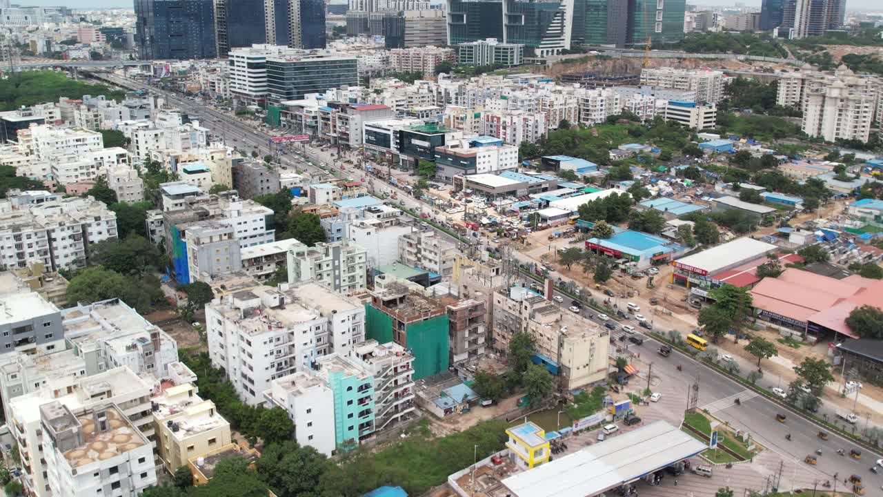Vecchia Autostrada di Mumbai, Rajiv Gandhi Nagar, Gachibowli. L'autostrada attraversa lo splendido scenario di regioni come Hyderabad.