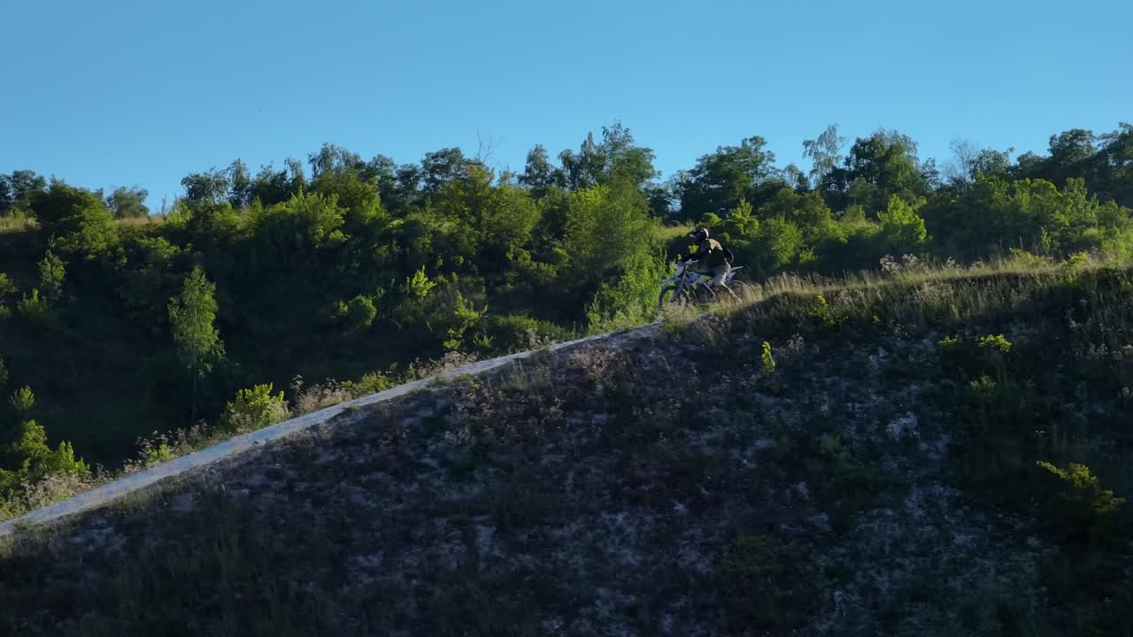 piloto de motocross en una colina