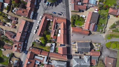 un dron aéreo de arriba hacia abajo sobrevoló el hermoso y antiguo pueblo del mercado de burnham en un día soleado en el norte de norfolk, reino unido