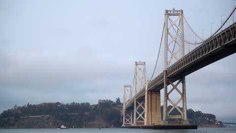 Puente-De-La-Bahía-De-San-Francisco-En-Un-Día-Nublado,-California-05