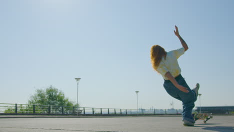 weibliche skateboarderin scheitert an skateboardtrick in zeitlupe