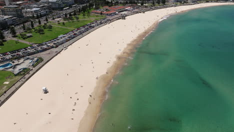 Vista-Aérea-De-La-Icónica-Playa-De-Bondi-Hermosa-Costa-Y-Agua-Turquesa-En-Verano