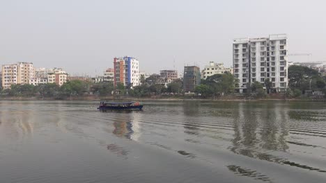 paisaje urbano con un barco en un lago