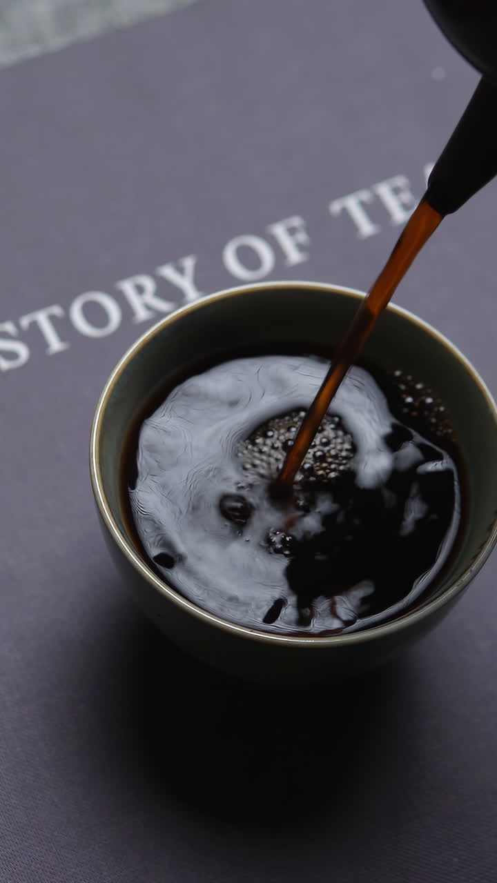 컵에 차를 부는 것