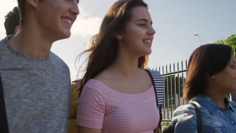 Adolescentes-Pasando-El-Rato-En-El-Recinto-Escolar.