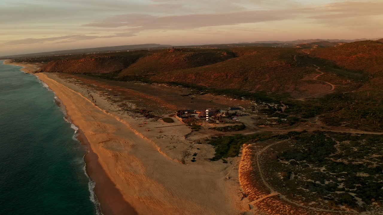 toma de establecimiento de una hermosa playa al atardecer