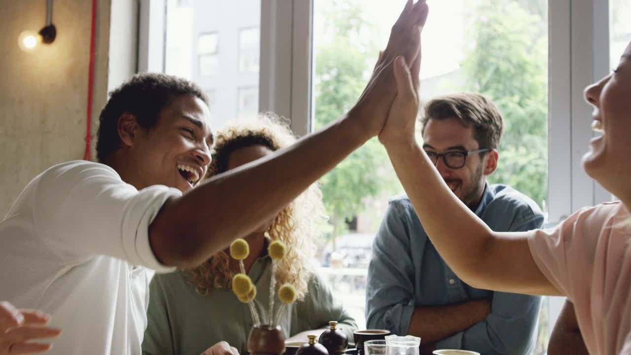 슬로우 모션으로 축하하는 친구들의 그룹 행복한 파티 웃는 웃는