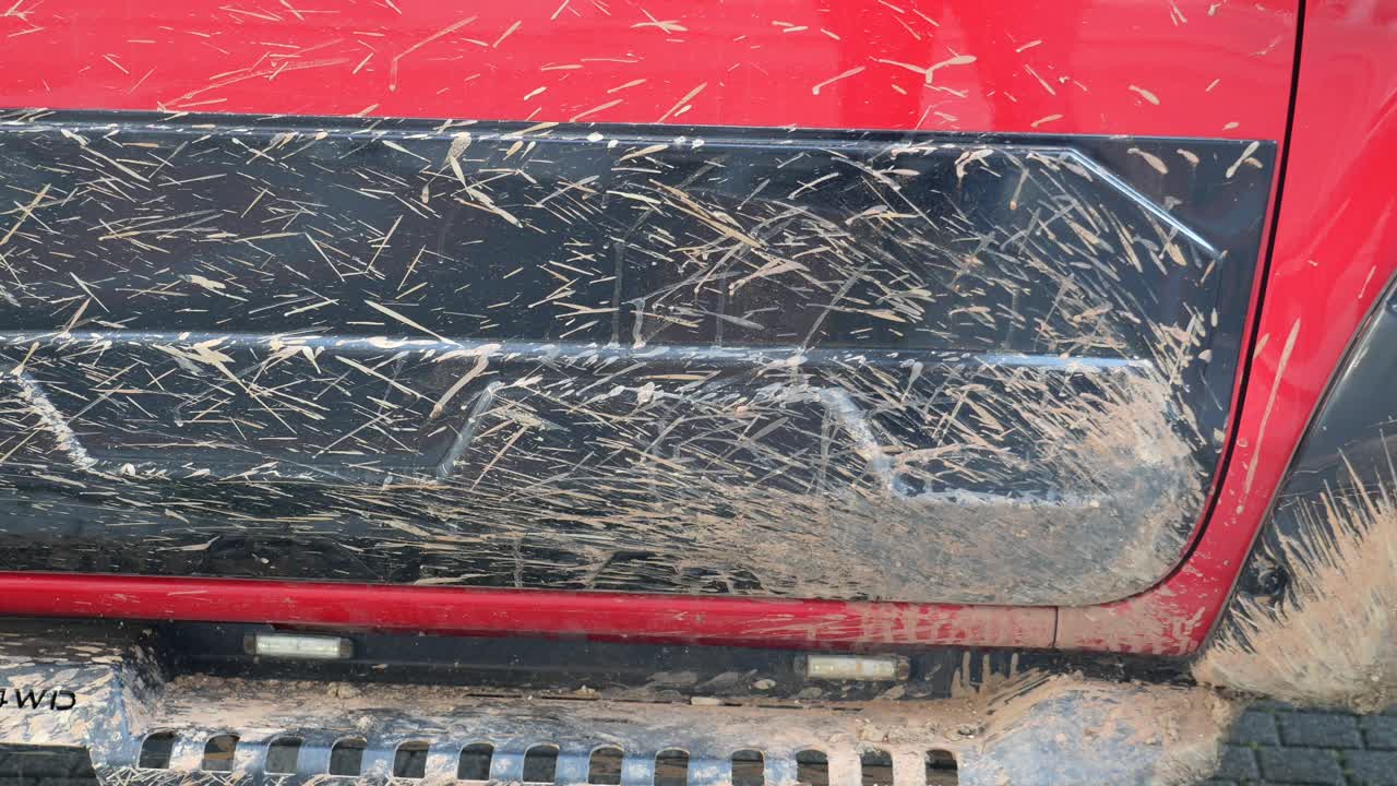 진이 많은 오프로드 차량