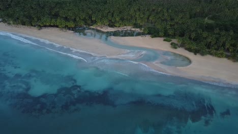 Vista-Aérea-De-La-Pintoresca-Playa-Cosón-Cerca-De-Las-Terrenas-En-La-Península-De-Samaná-En-La-República-Dominicana.