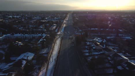 Statische-Luftaufnahme-Im-Winter-Auf-Einer-Straße-In-Einem-Wohngebiet