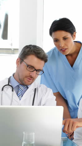 médico charlando con su personal durante una reunión