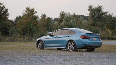 coche deportivo azul estacionado en la carretera