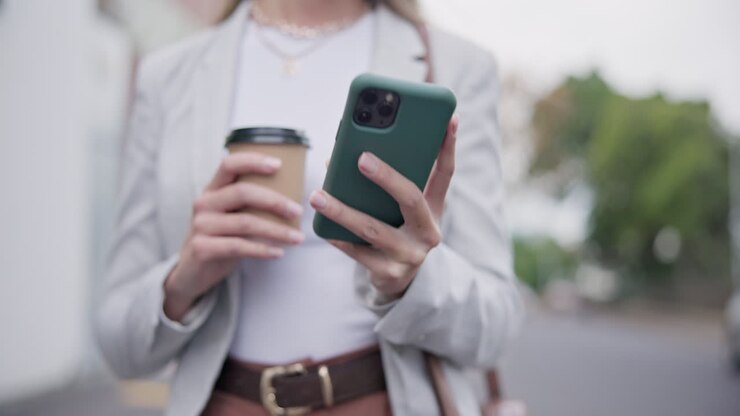 Telefono, mani e persona d'affari che legge in città