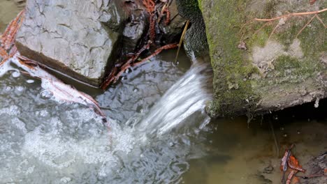 Tubería-De-Drenaje-O-Alcantarilla-Con-Agua-Que-Fluye-En-Cámara-Lenta