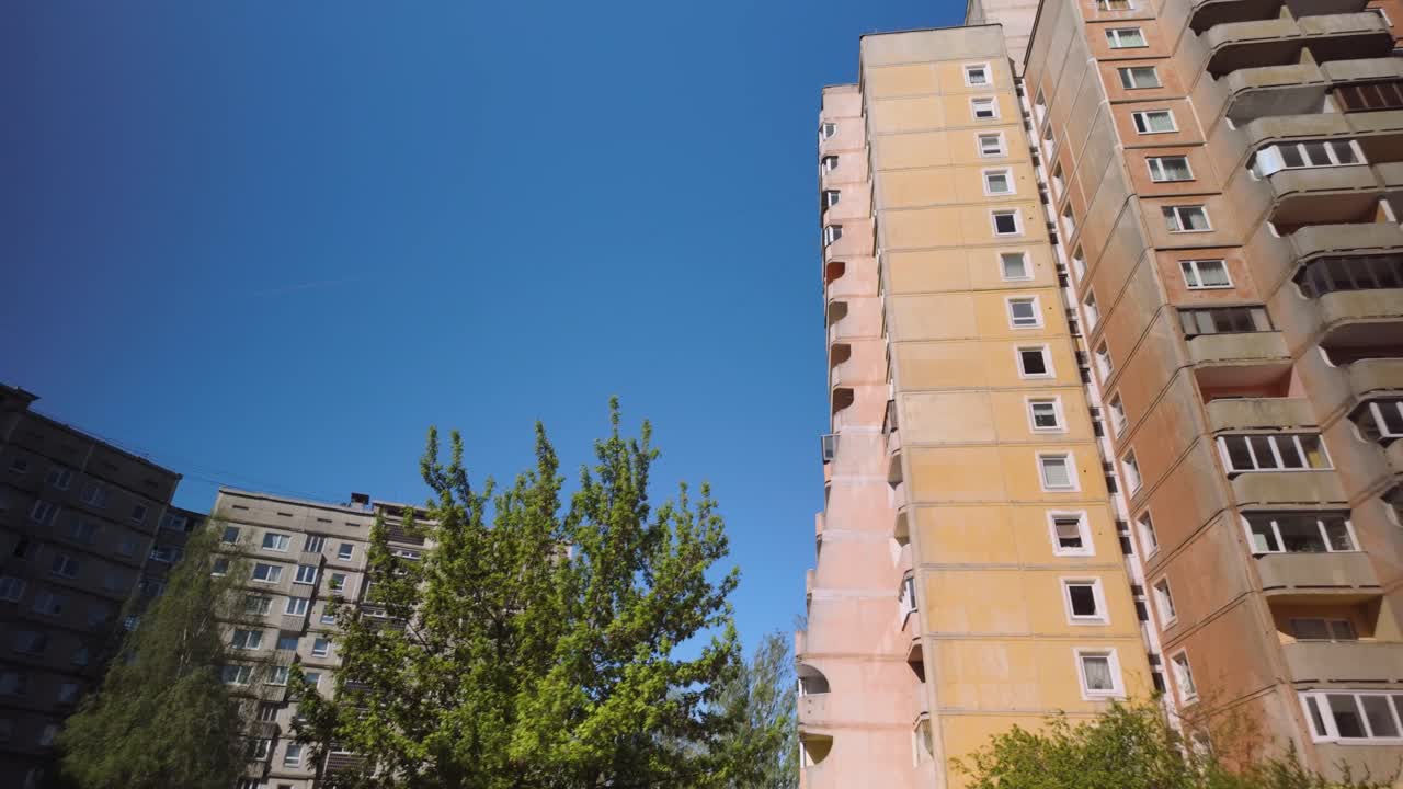 suburbio de la era soviética con edificios de apartamentos de hormigón de gran altura durante un día soleado