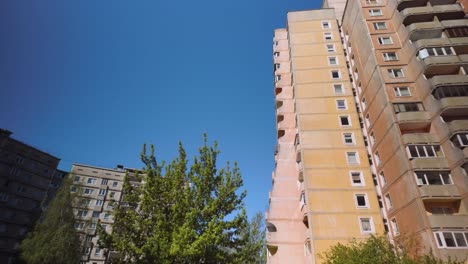 suburbio de la era soviética con edificios de apartamentos de hormigón de gran altura durante un día soleado