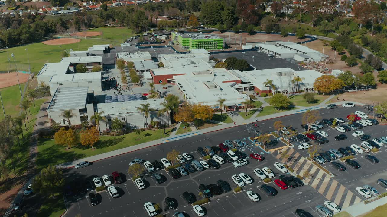 vista aérea de la escuela que deja salir y el estacionamiento, en mission viejo, california