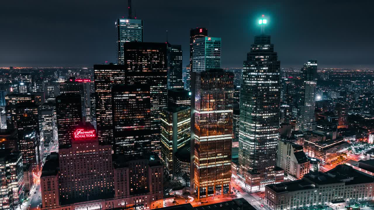 토론토 시내를 가로질러 운전하는 자동차 교통