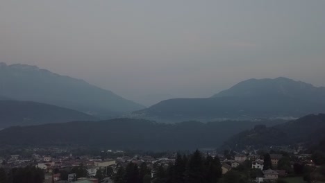 Luftaufnahme-Von-Levico-Terme,-Italien-Bei-Sonnenaufgang-Mit-Nach-Vorne-Fliegender-Drohne