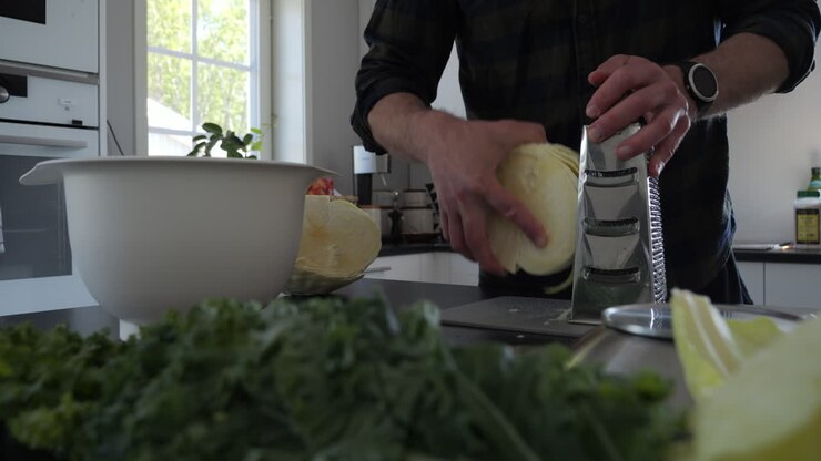 Sminuzzare il cavolo per il kimchi, processo di fermentazione per un progetto fai da te casalingo, carrellata.