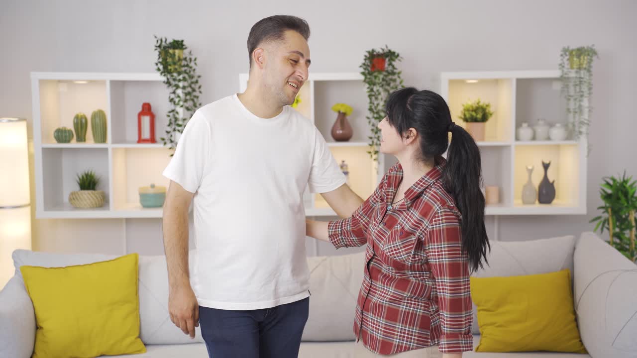 아내가 집에 오면 인사하는 남자. 행복한 커플.