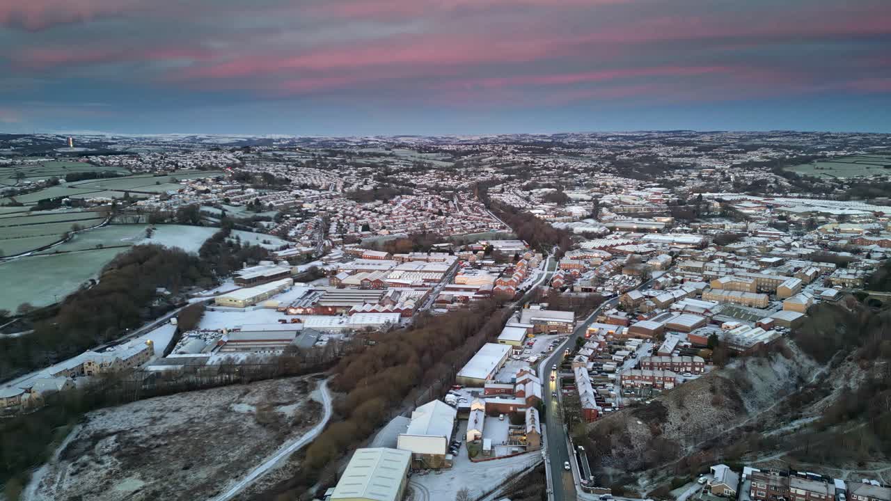 vista aérea cinematográfica de invierno de un delicado cielo rosa y azul del amanecer temprano en la mañana