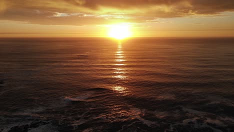 impresionante puesta de sol sobre el océano