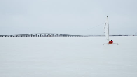 Eissegeln-An-Einem-Wunderschönen,-Klaren-Tag-In-Einer-Weiten,-Zugefrorenen-Bucht