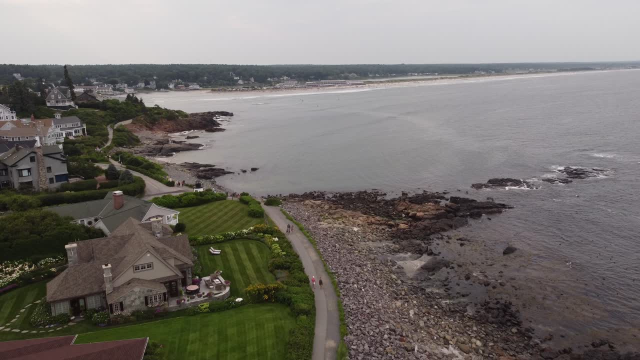 Riprese aeree di un pedone che cammina sul sentiero costiero a Ogunquit, Maine, USA.