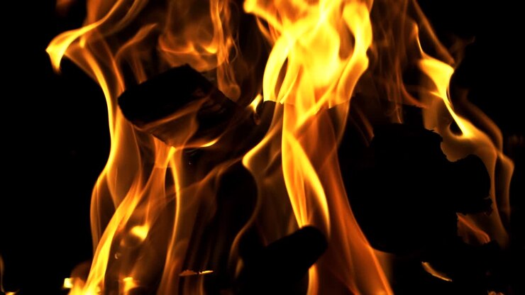 Falò. Il fuoco è acceso di notte. Movimento lento