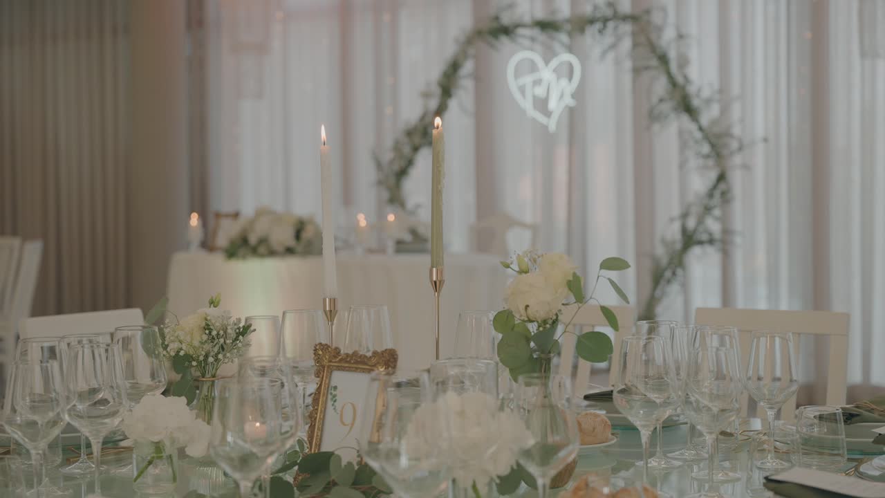 Elegante apparecchiatura della tavola per matrimonio con candele, fiori e cristalleria