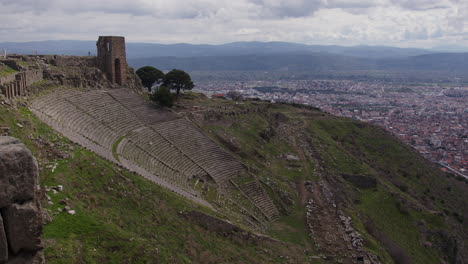 El-Antiguo-Teatro-En-La-Ladera-De-Una-Colina-Con-Vistas-A-Un-Paisaje-En-Pérgamo.