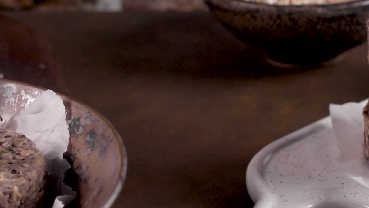 hamburguesa vegetal cruda con frijoles negros