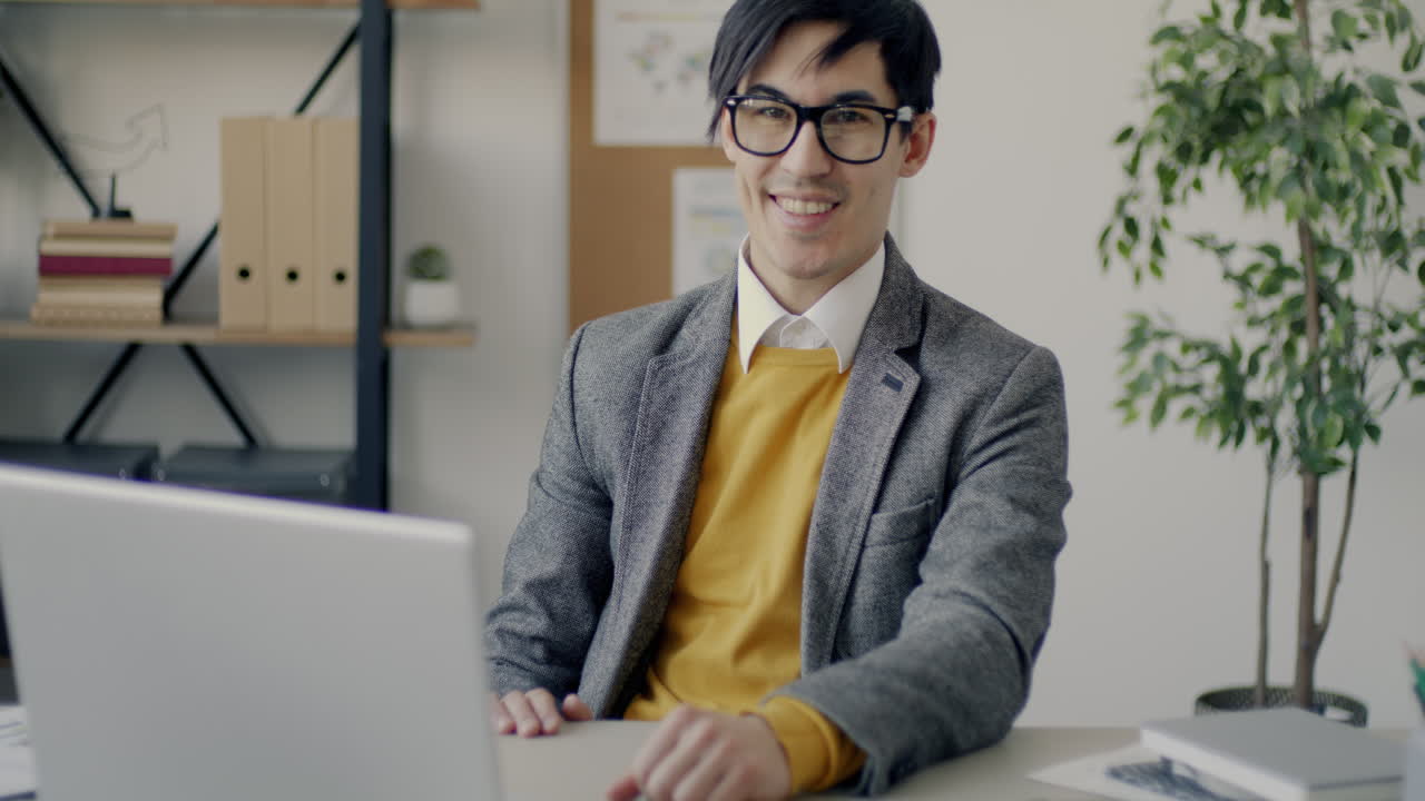 사무실에서 노트북으로 일하는 남자