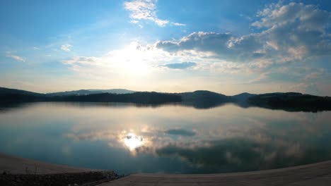 Bewölkter-Sonnenuntergang-Im-Zeitraffer-über-Dem-See---Bewölkter-Himmel-Im-Zeitraffer---Ziehende-Wolken