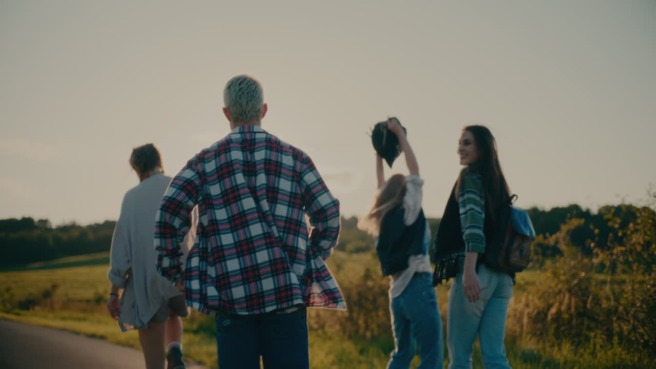 유쾌 한 젊은 관광객 들 이 휴가 에서 즐거움을 즐기고 있다